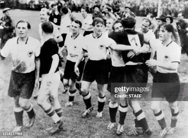 L'attaquant hongrois Ferenc Puskas félicite les joueurs allemands après leur victoire face à la Hongrie en finale de la Coupe du monde de football,...