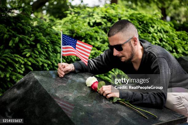 trauriger witwer, erwachsener mann besucht friedhof. - memorial day flag ceremony stock-fotos und bilder