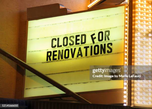 marquee sign - closed for renovations - fermé photos et images de collection