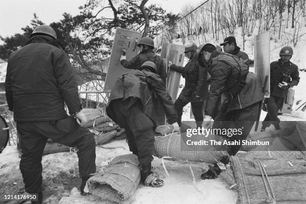 Riot Police officers put sand bags around 70-metres from the Asama Sanso lodge as the United Red Army members take a hostage on February 23, 1972 in...