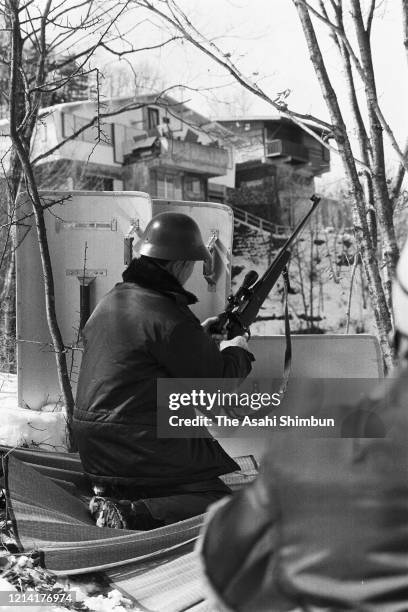 Riot police sniper takes prepares as the United Red Army members take a hostage at the Asama Sanso lodge on February 24, 1972 in Karuizawa, Nagano,...