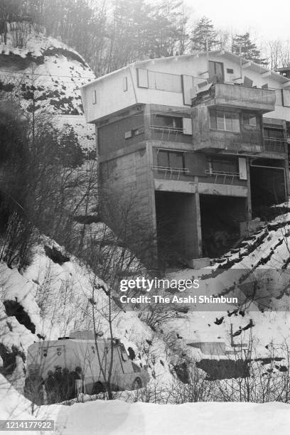 Police officers make tents near the Asama Sanso lodge as the United Red Army members take a hostage on February 23, 1972 in Karuizawa, Nagano, Japan.