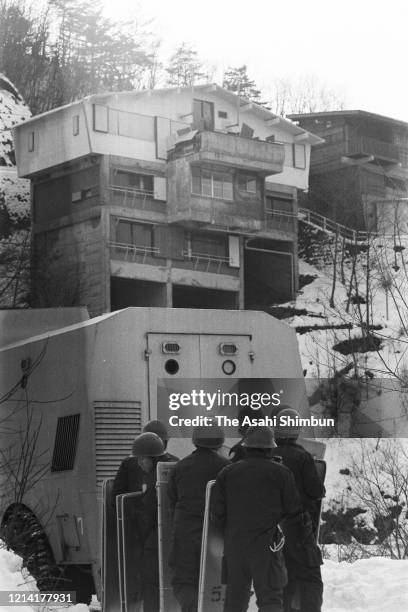 Police officers check the Asama Sanso lodge as the United Red Army members take a hostage on February 23, 1972 in Karuizawa, Nagano, Japan.