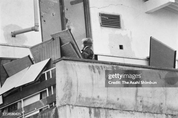 Riot police prepares for storming in as the United Red Army members take a hostage at the Asama Sanso lodge on February 28, 1972 in Karuizawa,...