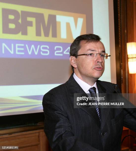 Le président de NextRadioTV, Alain Weill s'exprime le 09 novembre 2005 à Paris lors d'une conférence de presse pour le lancement de la nouvelle...