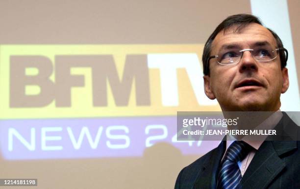 Le président de NextRadioTV, Alain Weill pose le 09 novembre 2005 à Paris lors d'une conférence de presse pour le lancement de la nouvelle chaîne...