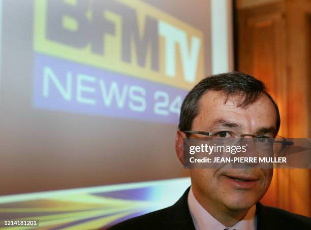 Le président de NextRadioTV, Alain Weill pose le 09 novembre 2005 à Paris lors d'une conférence de presse pour le lancement de la nouvelle chaîne...