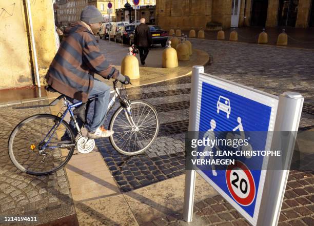 Priorité aux piétons: Metz expérimente la 1ère +zone de rencontre+ en France"- Un cycliste circule, le 19 janvier 2009, dans le centre historique de...