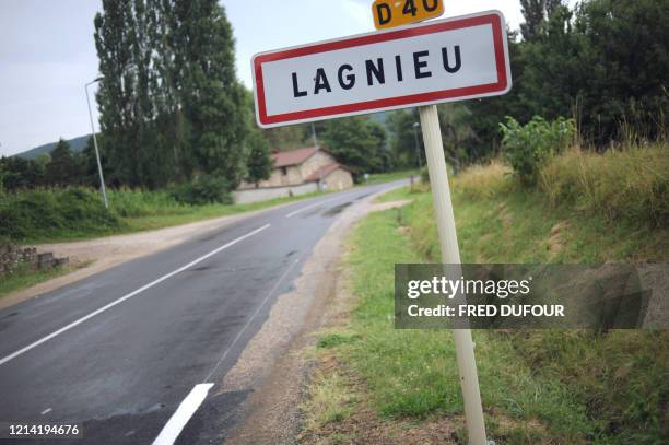 Photo prise le 29 juillet 2008 de l'entrée de la commune de Lagnieu où un enfant de 11 ans a été retrouvé mort, la veille vers minuit avec des traces...