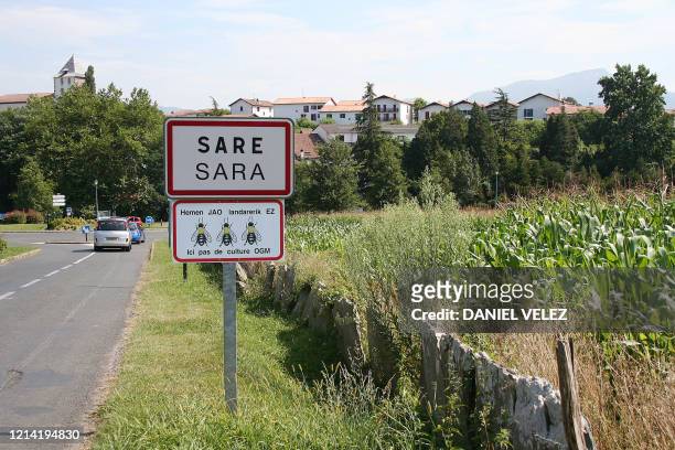 Photo prise le 15 août 2007 de l'entrée du village de Sare qui, comme la commune de Saint-Pée-sur-Nivelle, a décidé de s'engager dans la lutte contre...