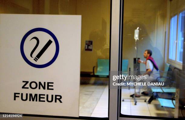 Un patient du CHU de Caen fume une cigarette, le 20 janvier 2007 dans un local mis à la disposition des fumeurs. Les responsables d'hôpitaux devront...