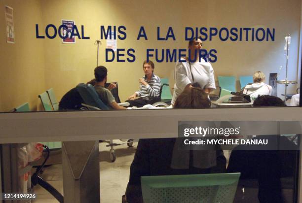 Des patients du CHU de Caen fument des cigarettes, le 20 janvier 2007 dans un local mis à la disposition des fumeurs. Les responsables d'hôpitaux...