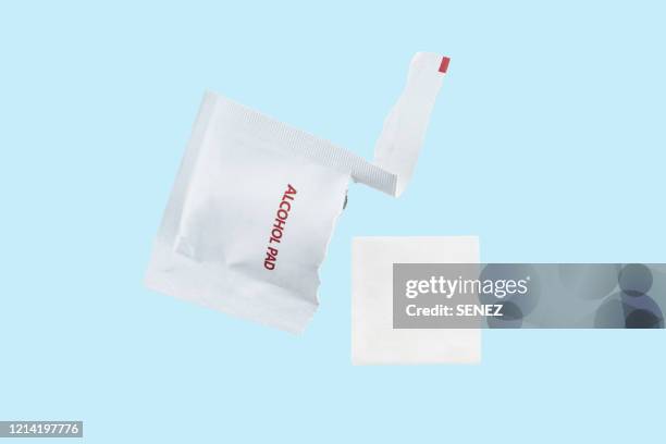 alcohol prep pads - alcohol para frotar fotografías e imágenes de stock