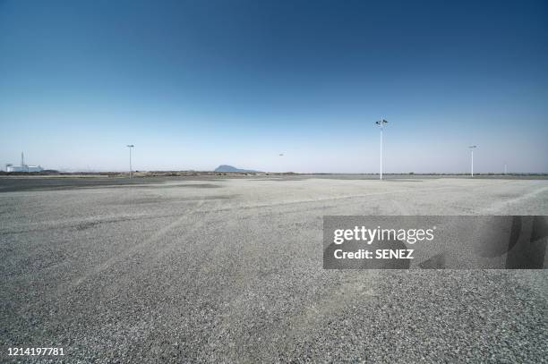 road background - schottergestein stock-fotos und bilder