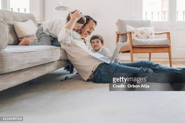 father trying to work from home - pandemic illness imagens e fotografias de stock