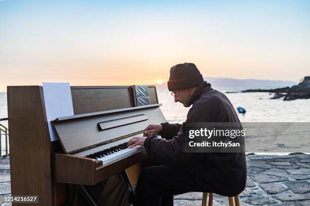 海の前でピアノを弾く - piano player ストックフォトと画像