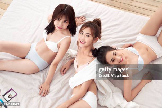 girlfriends to play on the bed - seize the day bed private view stock pictures, royalty-free photos & images