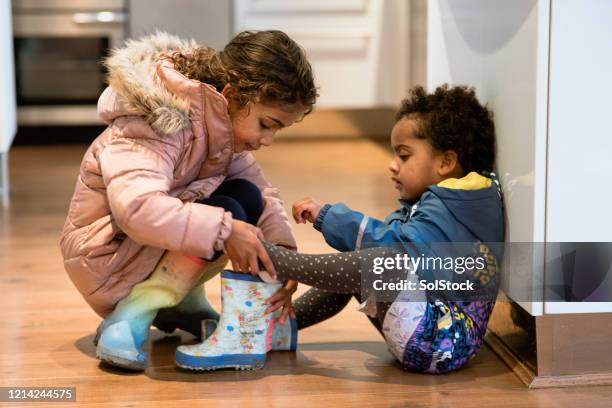 sisterly love - mithilfe stock-fotos und bilder