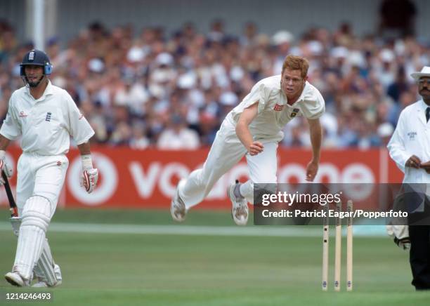 Shaun Pollock bowling for South Africa during the 5th Test match between England and South Africa at Headingley, Leeds, 6th August 1998. The...