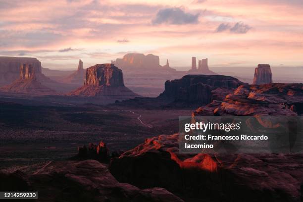 wild west, monument valley from the hunt's mesa at sunset. utah - arizona border - アメリカ　砂漠 ストックフォトと画像