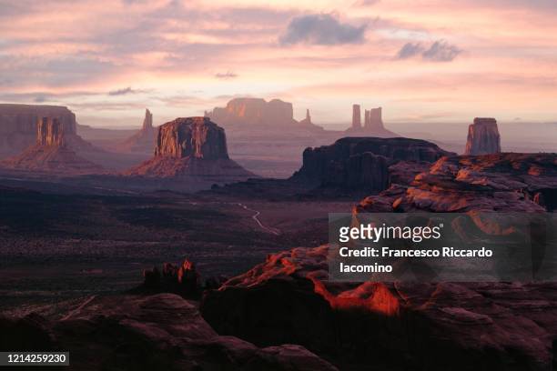 wild west, monument valley from the hunt's mesa at sunset. utah - arizona border - rotsformatie stockfoto's en -beelden