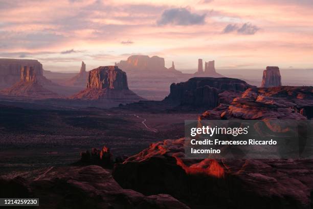 wild west, monument valley from the hunt's mesa at sunset. utah - arizona border - vildmarksområde bildbanksfoton och bilder