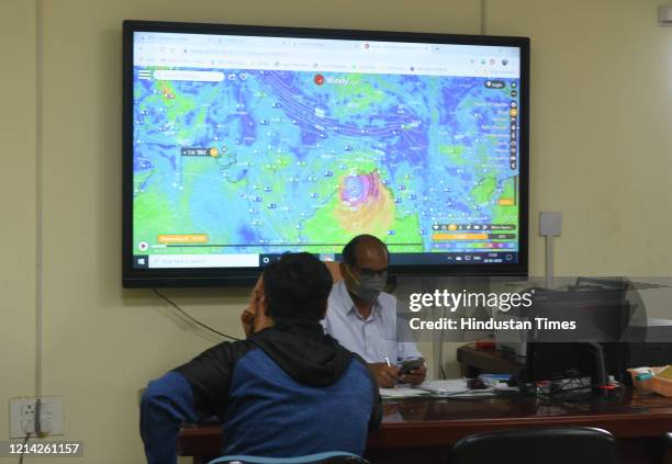 Cyclone Monitor Weather Monitor Photos and Premium High Res Pictures - Getty Images