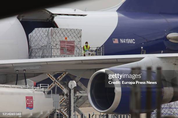 Worker collects the cargo of the plane that today at around 11.30 a.m. Has landed in Zaragoza airport with at least 300,000 surgical masks and 75,000...