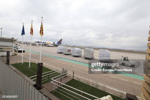 Worker collects the cargo of the plane that today at around 11.30 a.m. Has landed in Zaragoza airport with at least 300,000 surgical masks and 75,000...