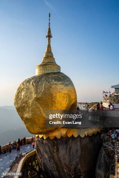 golden rock pagoda – kyaiktiyo pagoda - gold metal rock foto e immagini stock