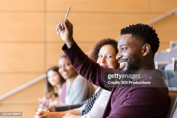 de afrikaanse amerikaanse student heft zijn hand tijdens klasse op - college campus stockfoto's en -beelden