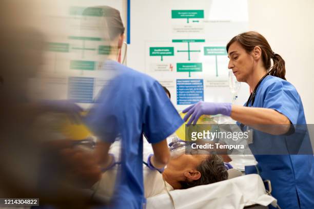 emergency room, nurses using a medical ventilator on a patient. - patient on ventilator stock pictures, royalty-free photos & images