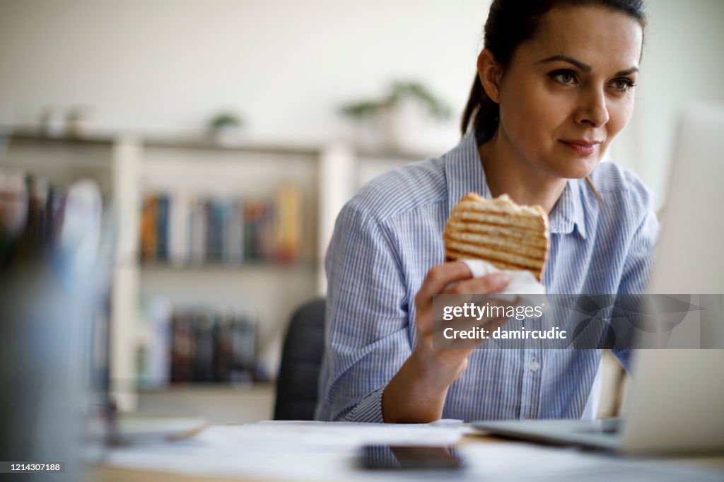 Mujer madura trabajando desde casa