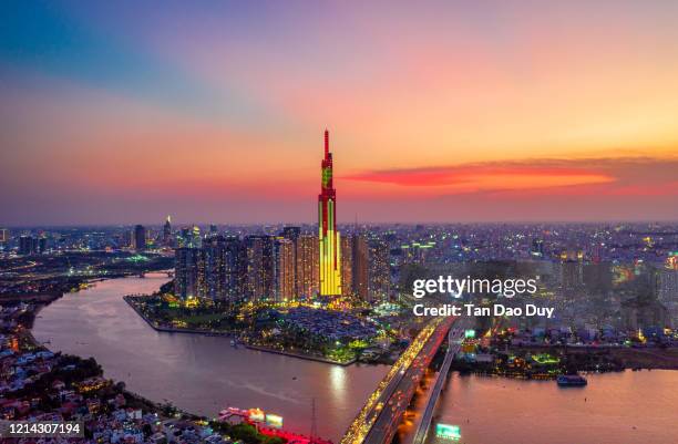 landmark 81 illuminates the heart-shaped symbol to spread the message of love and prevention of the covid-19 pandemic - ho chi minh city, vietnam. - ho chi minh city stock-fotos und bilder