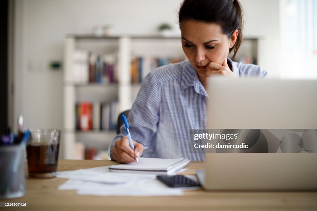 Mujer madura trabajando desde casa