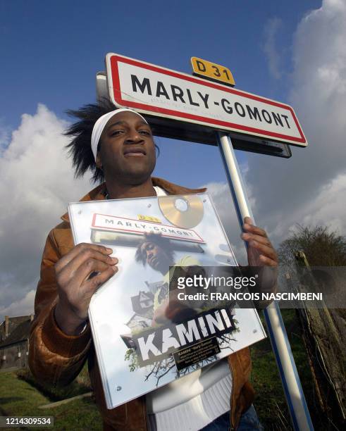 Le "rappeur rural" Kamini, révélé par internet avec sa chanson "Marly-Gomont", présente le 27 janvier 2007 à l'entrée de son village, Marly-Gomont,...