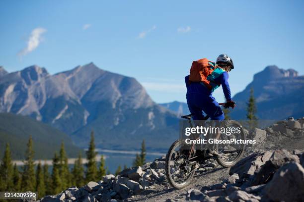 trilha de altas rochosas - passeio de mountain bike - kananaskis - fotografias e filmes do acervo