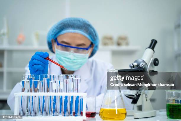 young female scientist working in the laboratory - genomics stock pictures, royalty-free photos & images