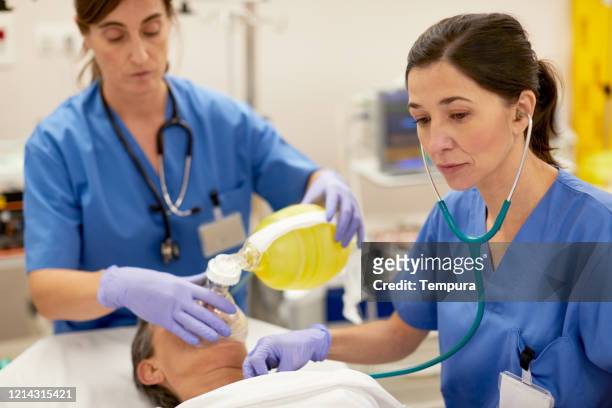 nurses using a medical ventilator on a patient. - patient on ventilator stock pictures, royalty-free photos & images