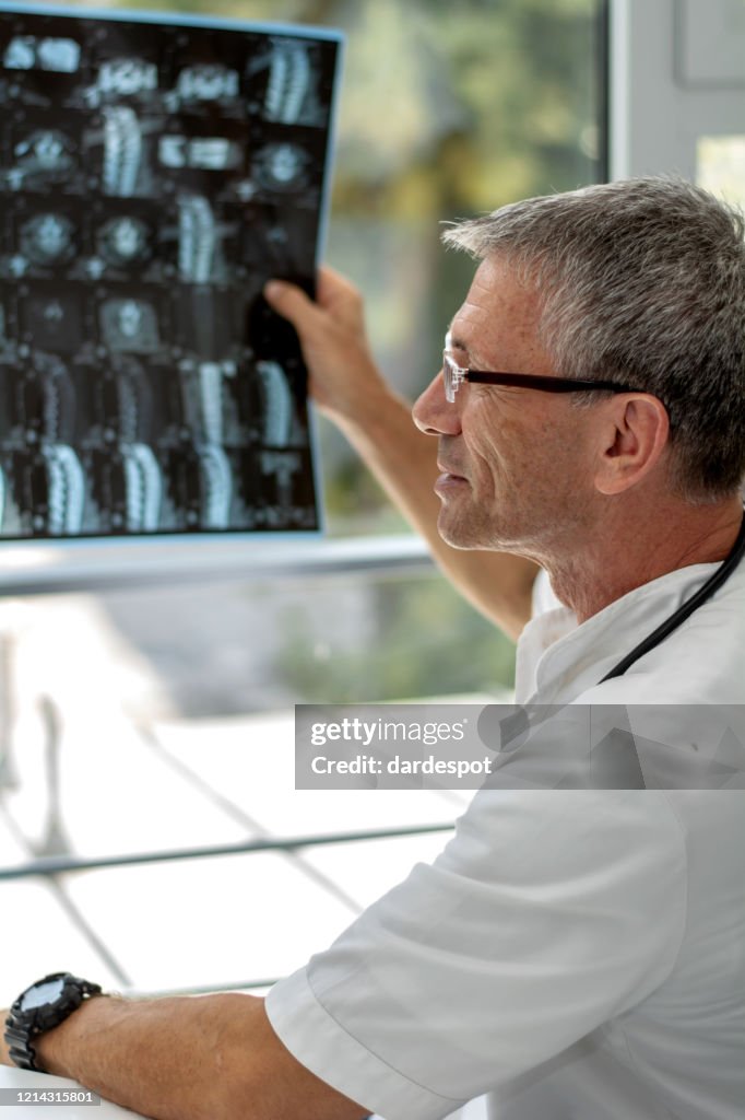 Médico examinando rayos X