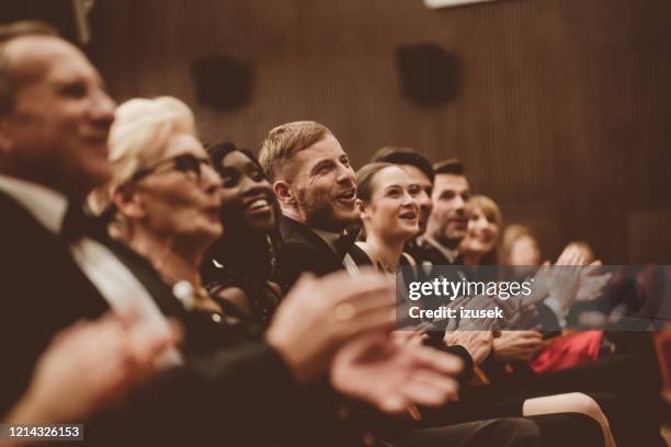 excited audience clapping in the theater - cerimónia de entrega de prémios imagens e fotografias de stock