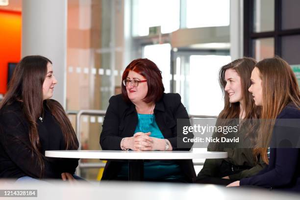 a business women talking to young female college students in a bright modern university. - femalefocuscollection stock-fotos und bilder