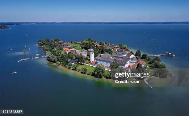 panorama aéreo de la isla frauenchiemsee (isla de la mujer) en el lago chiemsee, baviera, alemania. - lago chiemsee fotografías e imágenes de stock