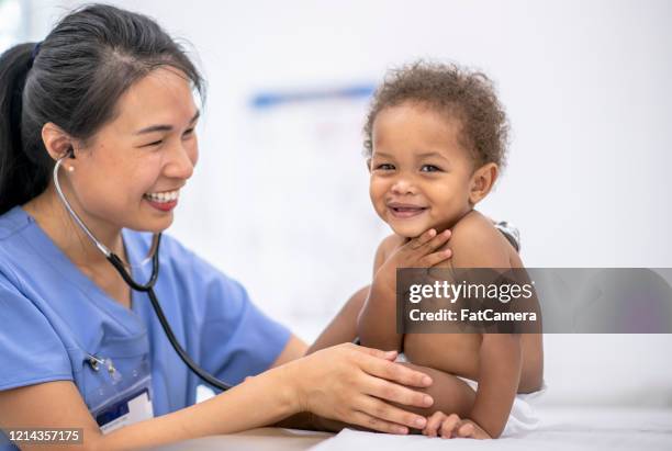 baby visits doctor foto de estoque - kids in diapers - fotografias e filmes do acervo