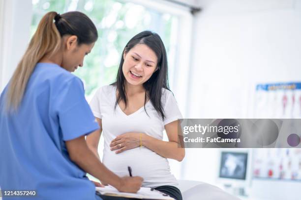 donna incinta visita medico femminile foto d'archivio - obstetrician foto e immagini stock