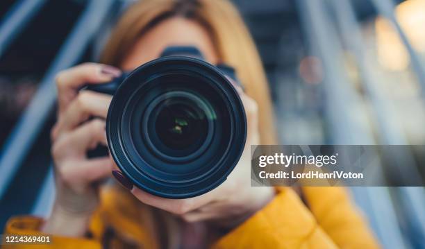 fotograf fotografiert mit kamera - digitalkamera stock-fotos und bilder