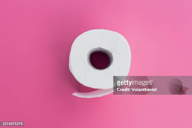 white toilet paper on pink background - opgerold stockfoto's en -beelden