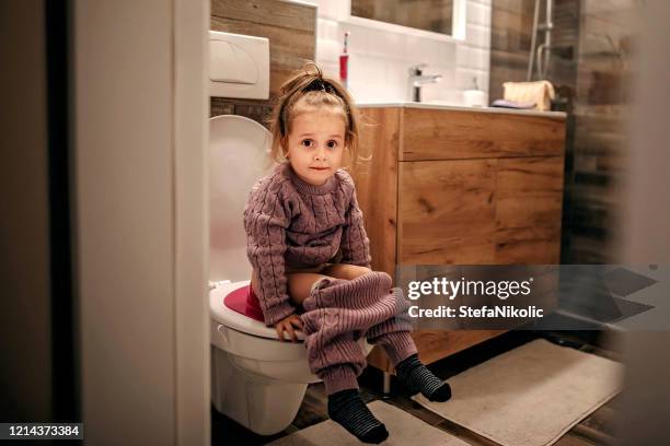 i know how to do it alone - girls peeing stock pictures, royalty-free photos & images