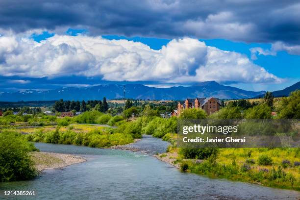 vista del río, las montañas y la naturaleza. trevelin, chubut, argentina. - chubut province stock pictures, royalty-free photos & images