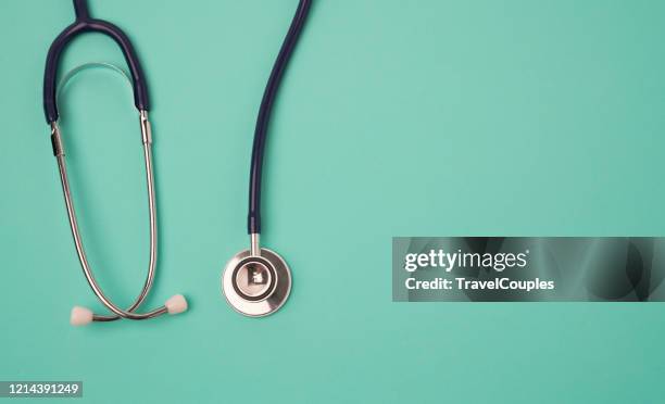 stethoscope on green background - estetoscopio imagens e fotografias de stock